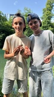 Zwei Jungfischer, die fürs Bild posieren