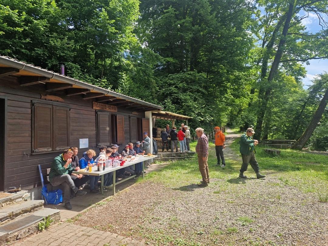 Jungfischer, die mittagessen